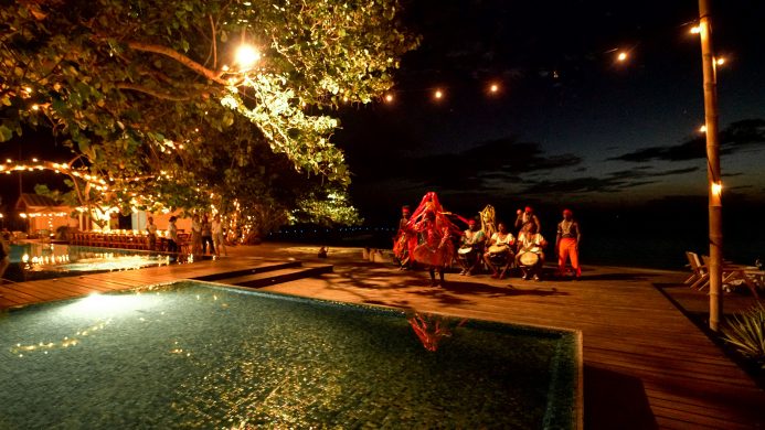 Garifuna danse au bord de la piscine de l'hôtel de charme à Ibagari