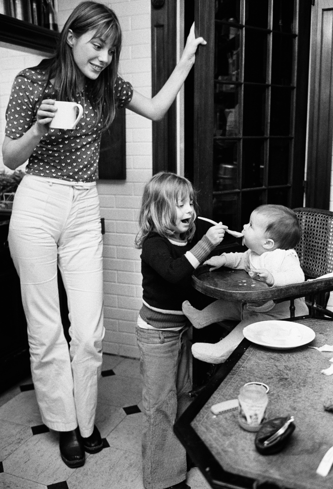 L'actrice et chanteuse britannique Jane Birkin avec ses filles Kate Barry (du compositeur John Barry) et Charlotte Gainsbourg (de l'auteur-compositeur-interprète français Serge Gainsbourg) à leur domicile à Paris.  (Photo by Alain Dejean/Sygma via Getty Images)