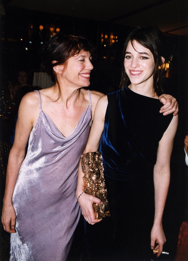 Jane Birkin avec sa fille Charlotte Gainsbourg et son César au restaurant Fouquet's à Paris, France, le 20 février 2000.  (Photo : Piscine ARNAL/CHARRIAU/Gamma-Rapho via Getty Images)