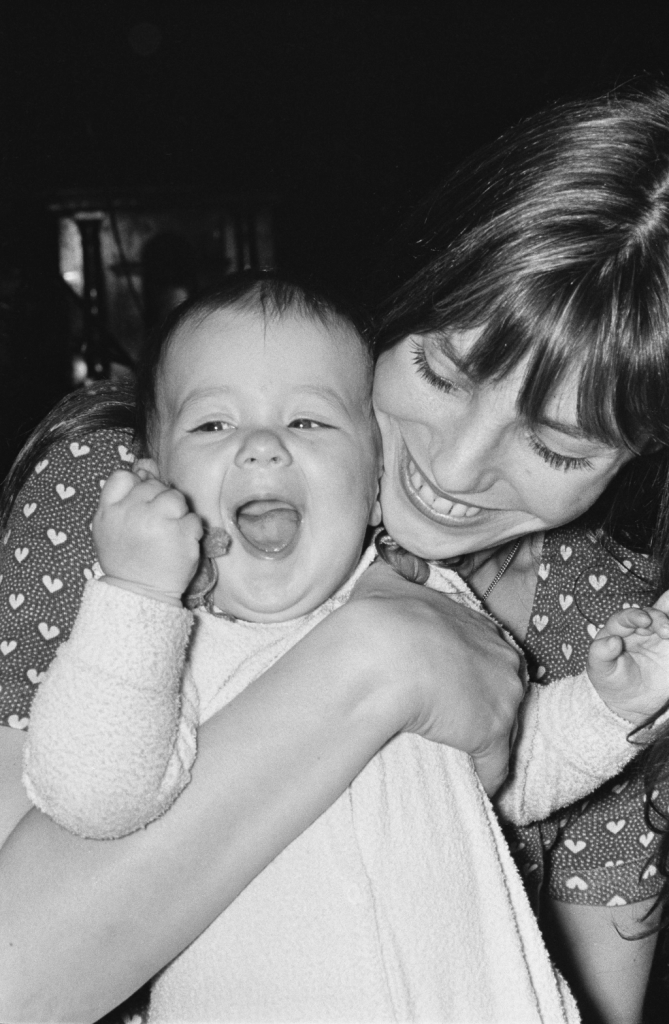 Jane Birkin et sa fille Charlotte chez elles à Paris. Photographie : Alain Dejean/Sygma/Getty Images